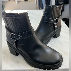 Stylish brand new above ankle boot. Great look!